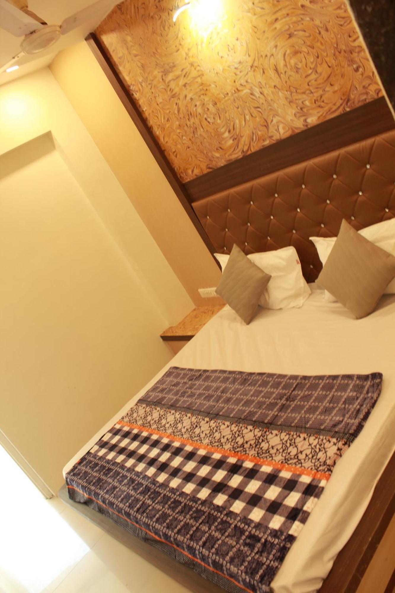 Hotel Skylark Vapi Exterior photo