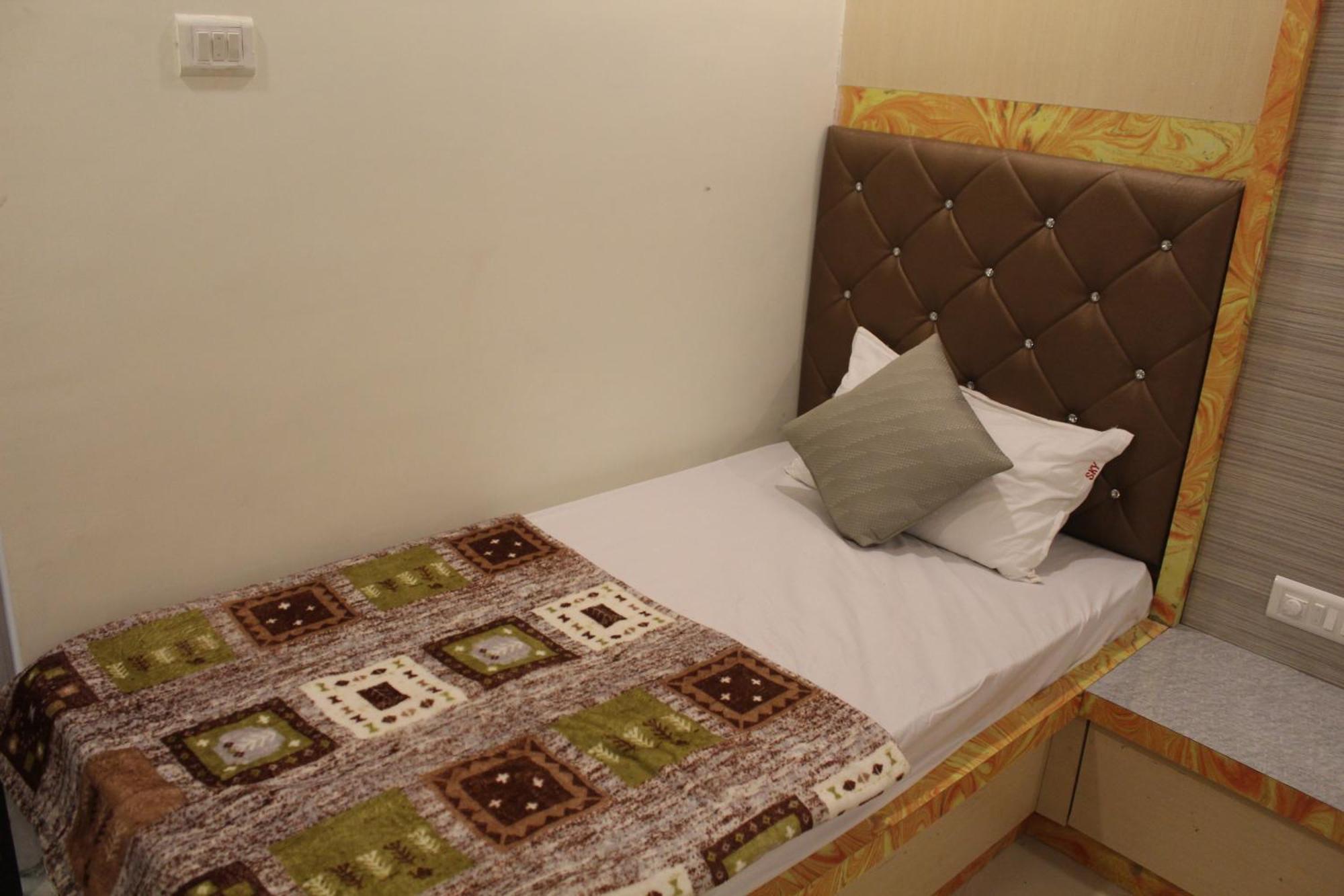 Hotel Skylark Vapi Exterior photo