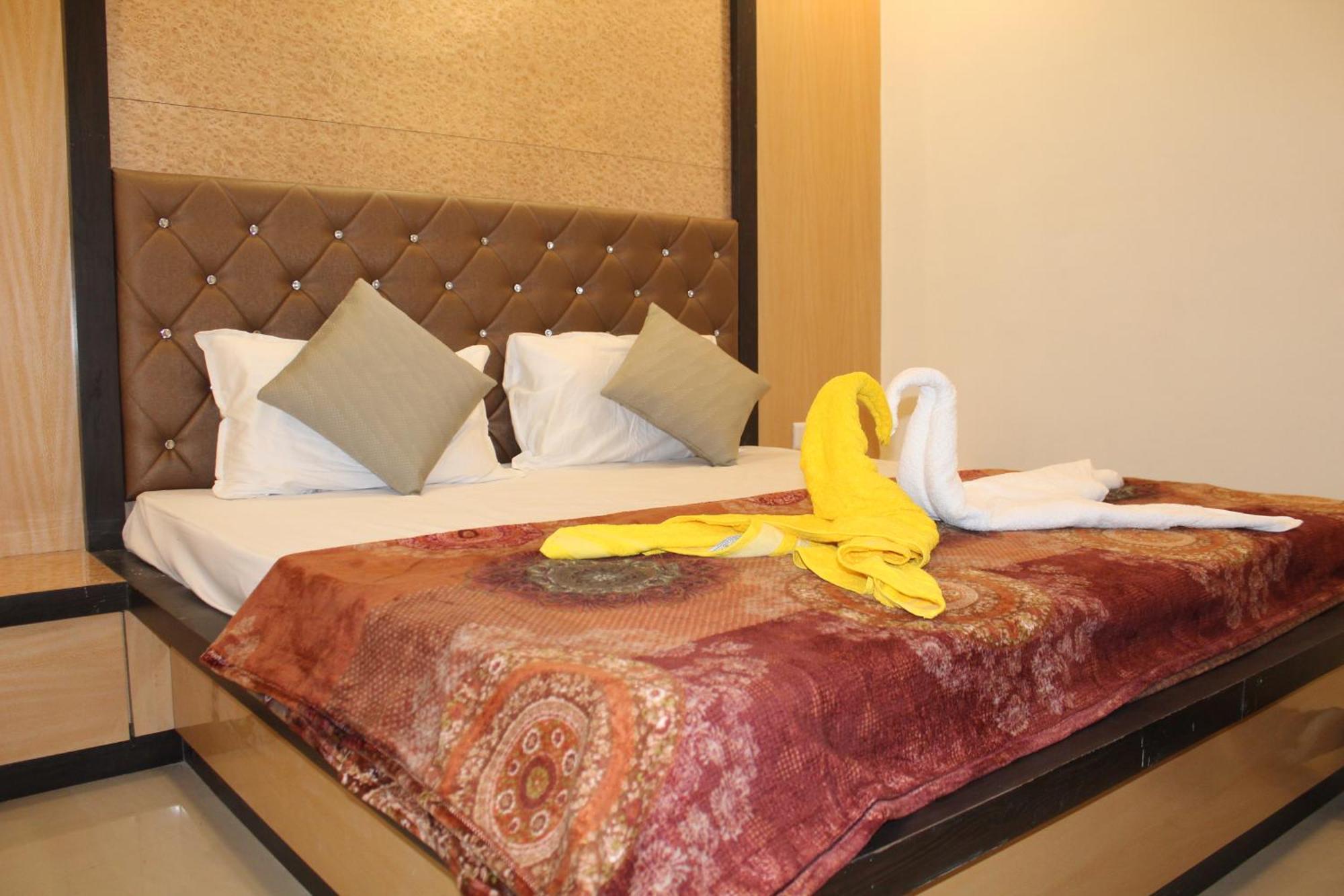 Hotel Skylark Vapi Exterior photo